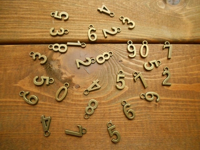 床に散らばる数字のシンボル
